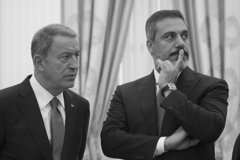 MIT head Hakan Fidan (R) and Turkish Defense Minister Hulusi Akar (L).