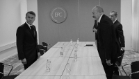 French President Emmanuel Macron (L) and his Azerbaijani counterpart Ilham Aliyev, in Copenhagen, on 2 October 2025.