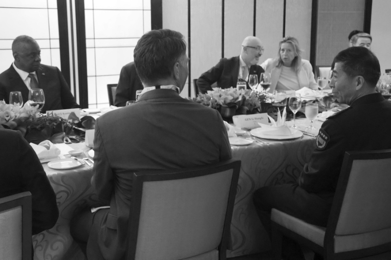 US Secretary of Defense Lloyd Austin (far left) and Chinese Minister of Defense Li Shangfu (far right) during a dinner for the Shangri-La Dialogue, Singapore, June 2023.