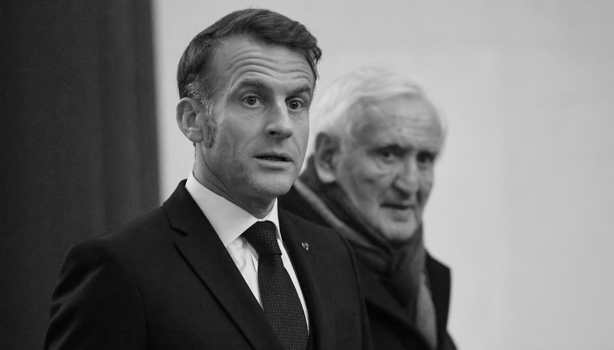 French President Emmanuel Macron and former Prime Minister Jean-Pierre Raffarin in Beijing, on 4 December 2025.