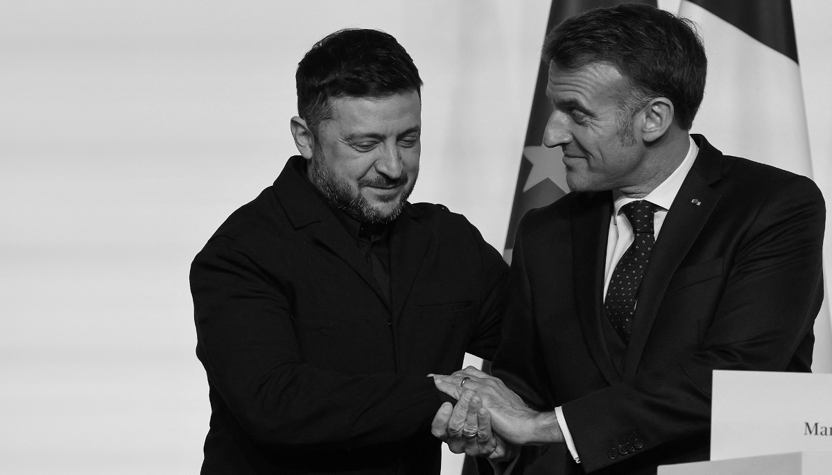 French President Emmanuel Macron (right) shakes hands with his Ukrainian counterpart Volodymyr Zelensky in Paris, on 6 January 2026.
