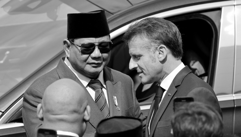French President Emmanuel Macron (right) and his Indonesian counterpart Prabowo Subianto at the 14 July 2025 military parade in Paris.