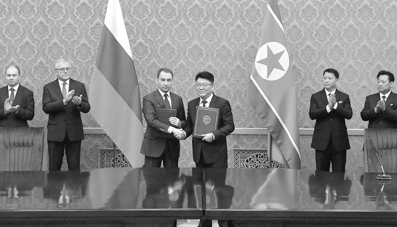 Russia's Minister of Natural Resources and Ecology Alexander Kozlov with North Korea's External Economic Relations Minister Yun Jong Ho in Pyongyang, 21 November 2024.