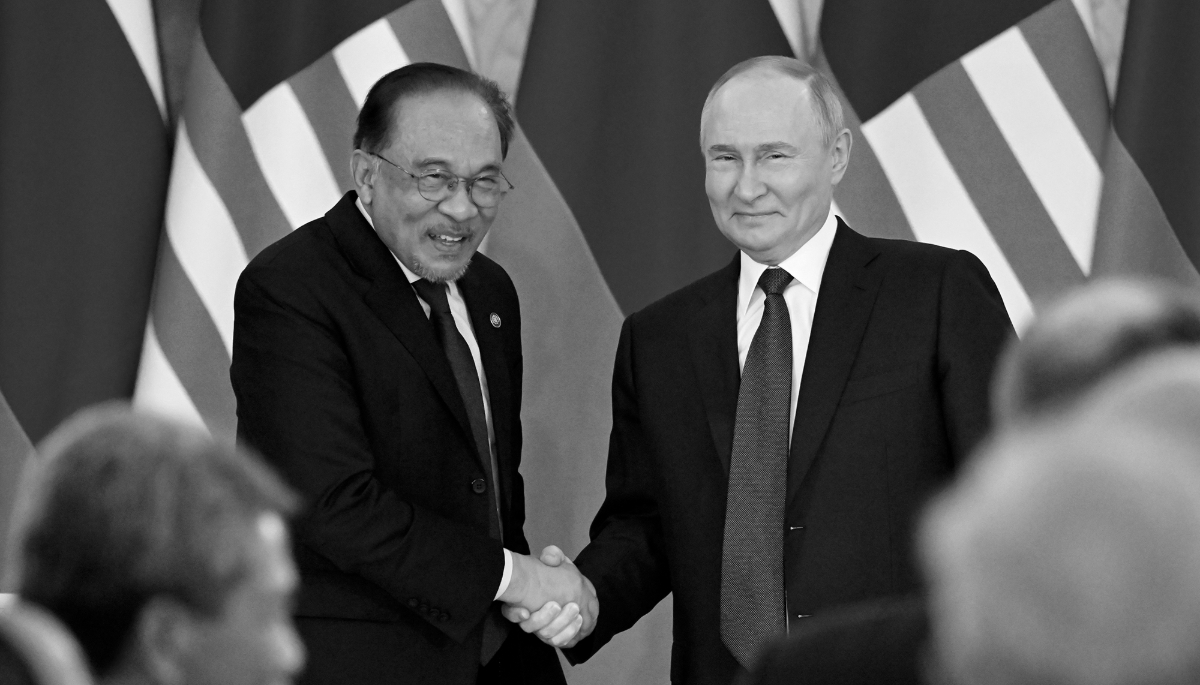 Russian President Vladimir Putin (R) and Malaysian Prime Minister Anwar Ibrahim in Moscow, 14 May 2025.