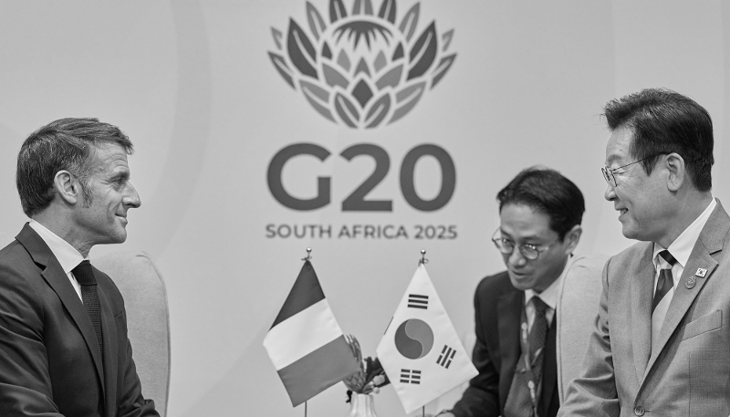  South Korean President Lee Jae Myung and French President Emmanuel Macron at the G20 summit in Johannesburg, South Africa, on 22 November 2025.